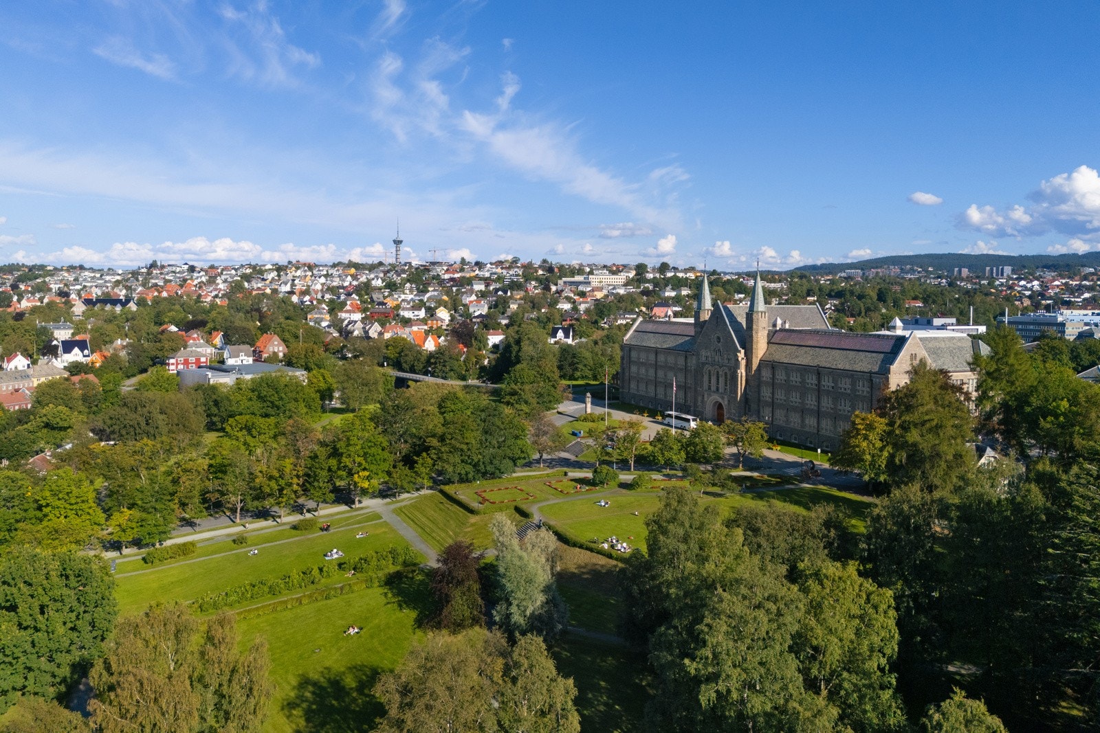 Dette er et svært praktisk boområde i forhold til flere studiesteder. Det er gangavstand til NTNU Gløshaugen, Handelshøyskolen i Trondheim, og St. Olavs Hospital. Videre er det kort gangavstand til Teknobyen og SINTEF. Galleribilde