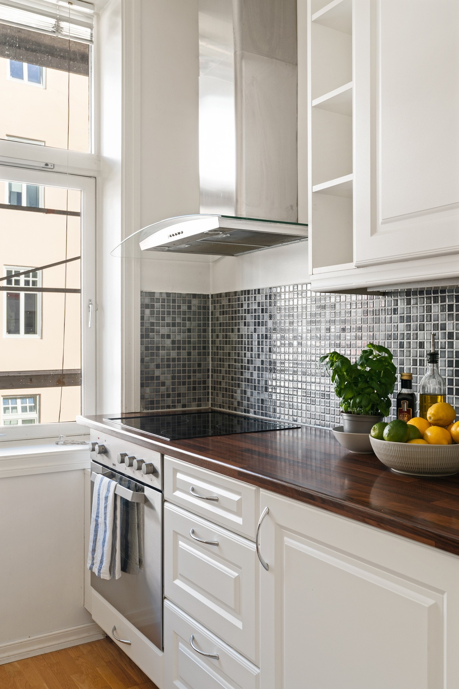 Her har man godt med oppbevaringsplass i både over- og underskap. Det er lagt mosaikkfliser over benkeplatene som står i fin kontrast med det øvrige i rommet. Galleribilde