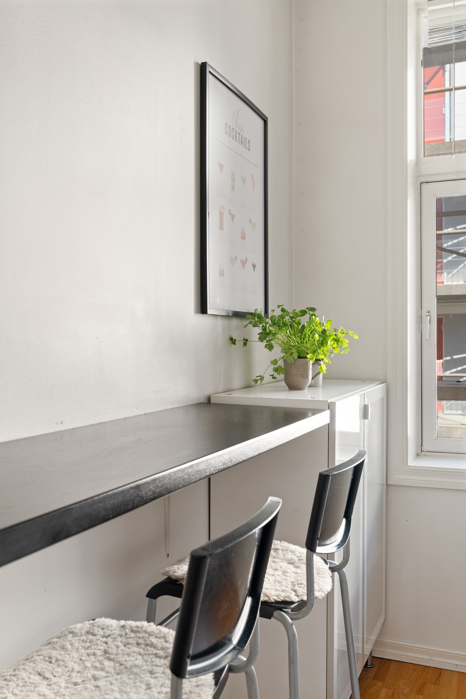 Av integrert utstyr er det stekeovn, platetopp og oppvaskmaskin. På kjøkkenet er det også etablert en koselig spiseplass. Galleribilde