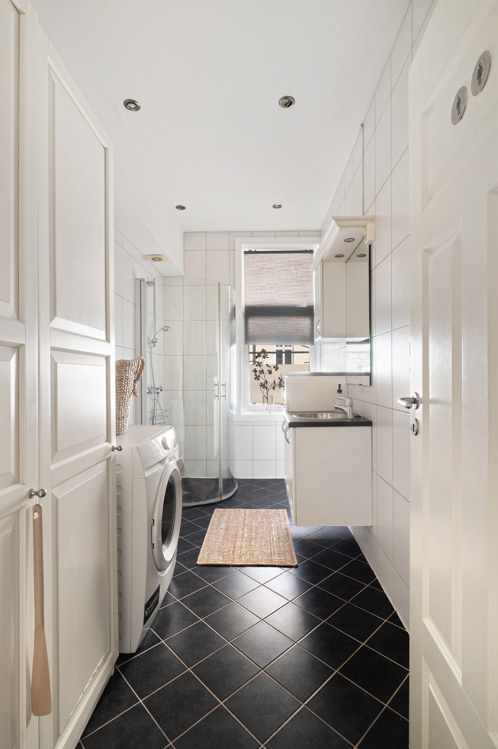 Badet er målt til 6,1 kvm og har flislagte overflater på gulv og vegger. Galleribilde