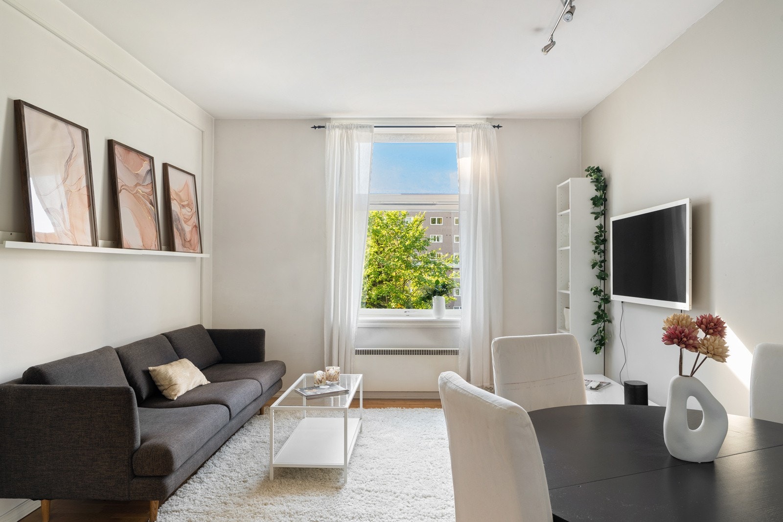 Proaktiv Eiendomsmegling ved Lisa Vinje Bakke presenterer en fin 4-roms leilighet med en meget sentral og attraktiv beliggenhet, med Trondheim sentrum innen kort gangavstand. Galleribilde