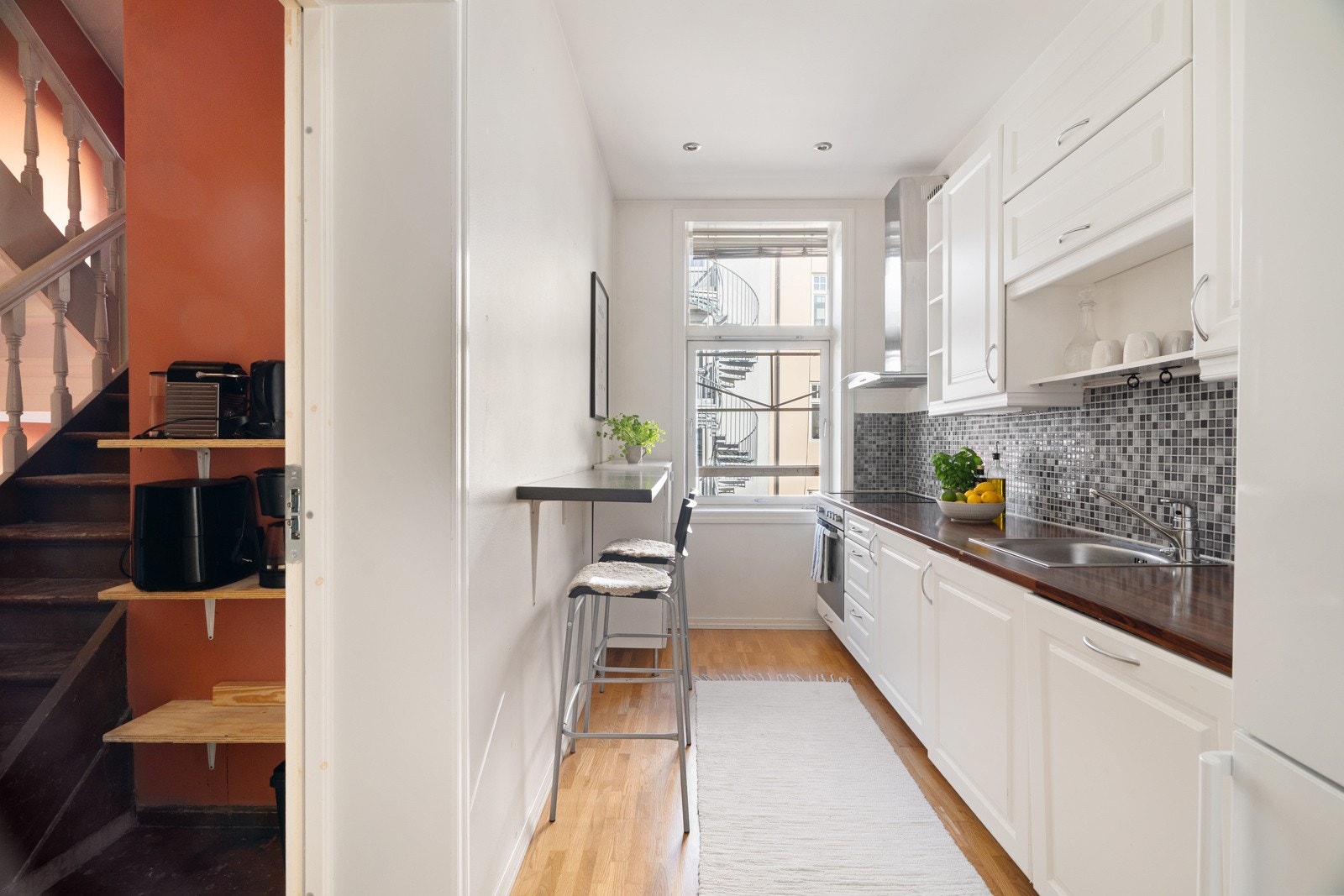 Kjøkkenet er på 6,9 kvm og er adskilt fra stuen. Galleribilde