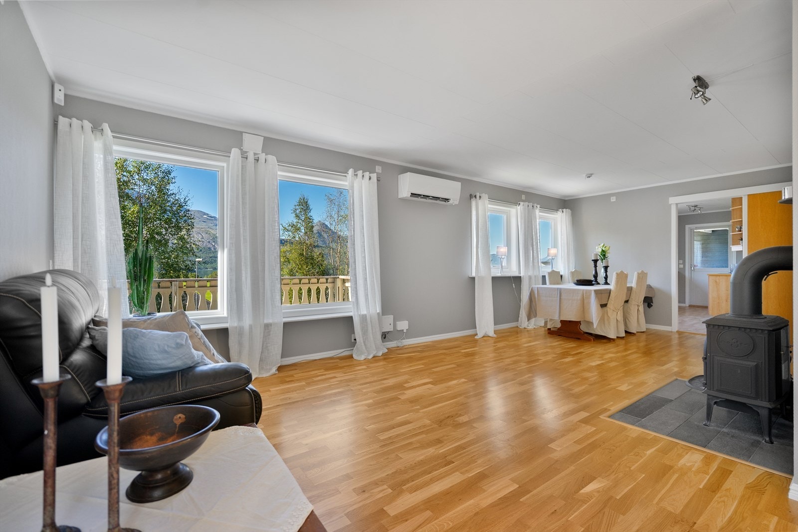 Lyse vegger og store vinduer gir et luftig preg og skaper en herlig atmosfære Galleribilde