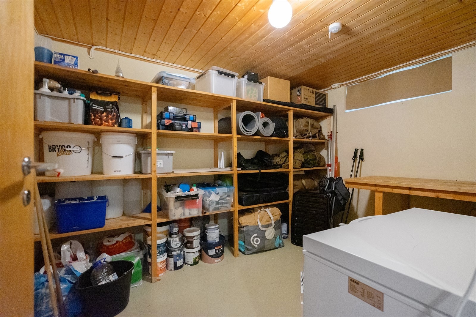 Bod med praktiske hylleseksjoner Galleribilde