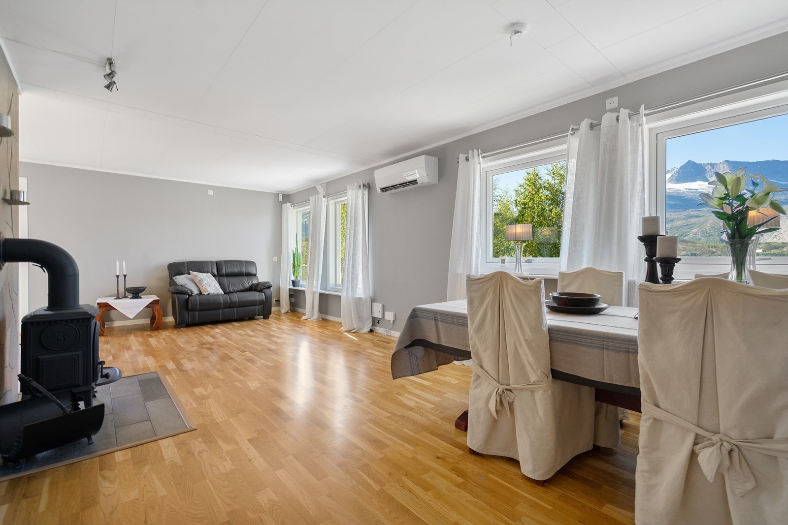 Stuen har plass til både spisebord og sofakrok, perfekt for små og store anledninger Galleribilde