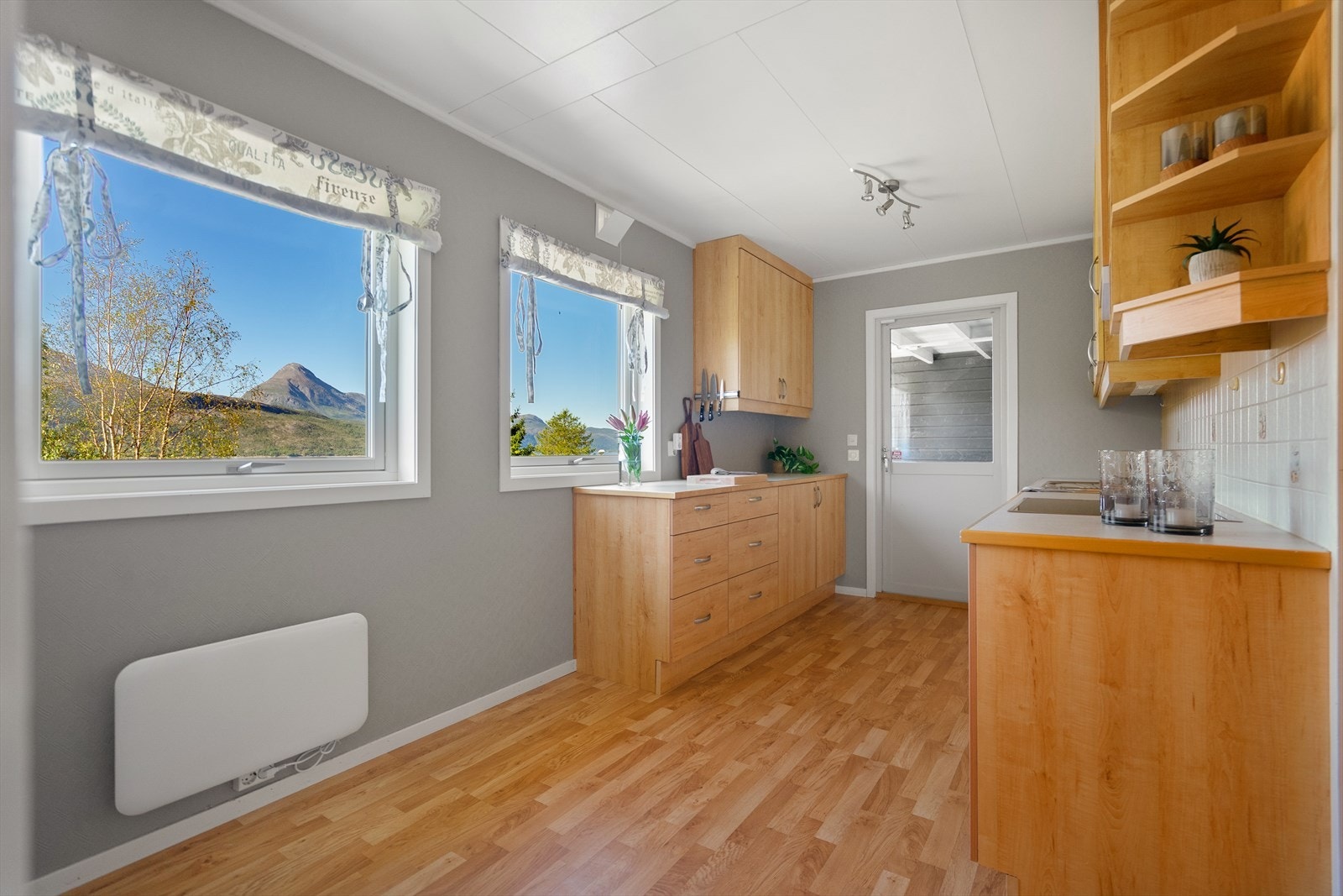 Store vindusflater slipper inn rikelig med lys og gir en nydelig utsikt til fjellene Galleribilde