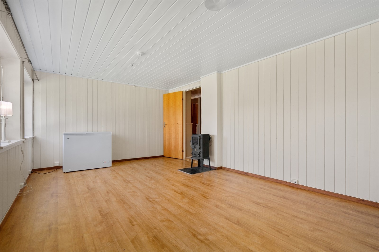 Hyggelig oppholdsrom i første etasje, med vedovn som gir både varme og en koselig atmosfære på kalde dager Galleribilde