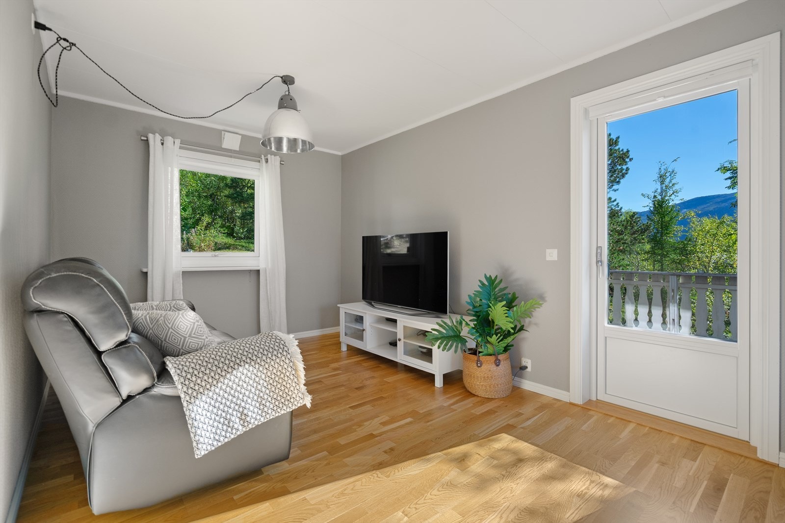 Fra TV-stuen har du utgang til terrasse, hvor inne- og uteområdene flyter naturlig sammen Galleribilde