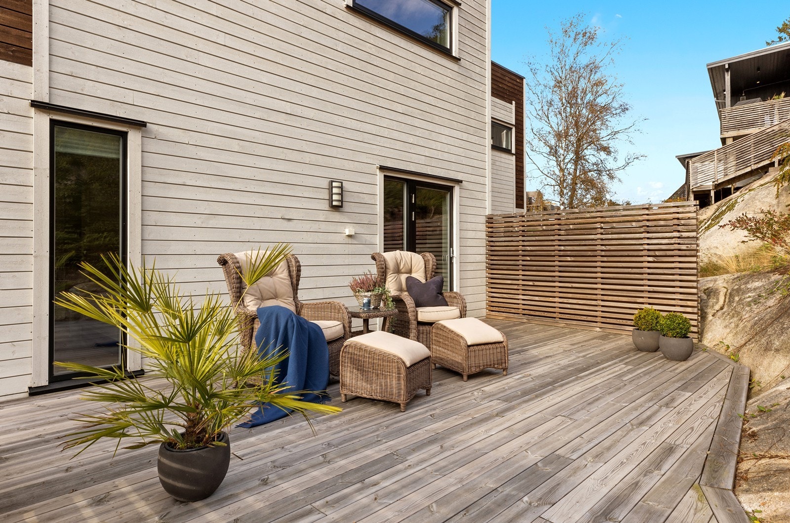 Koselig terrasseplatting ut fra stue med plass til møbler og planter Galleribilde