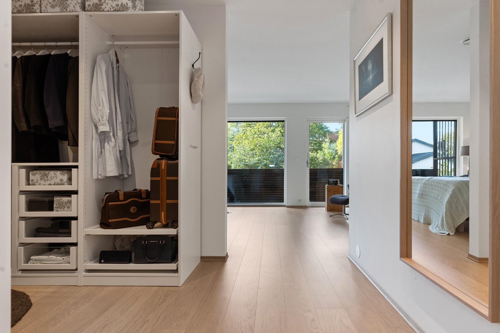 Walk-in-closet innenfor soverom Galleribilde