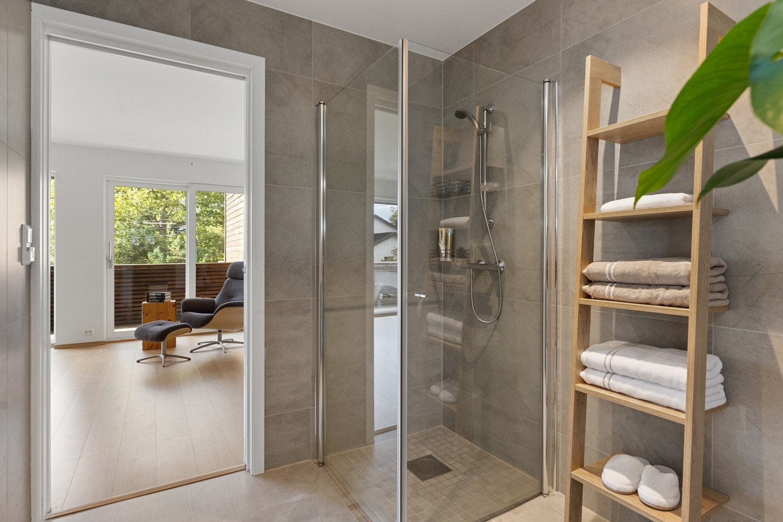 Badet tilknyttet soverommet har bl.a. dusjhjørne og varme i gulv Galleribilde