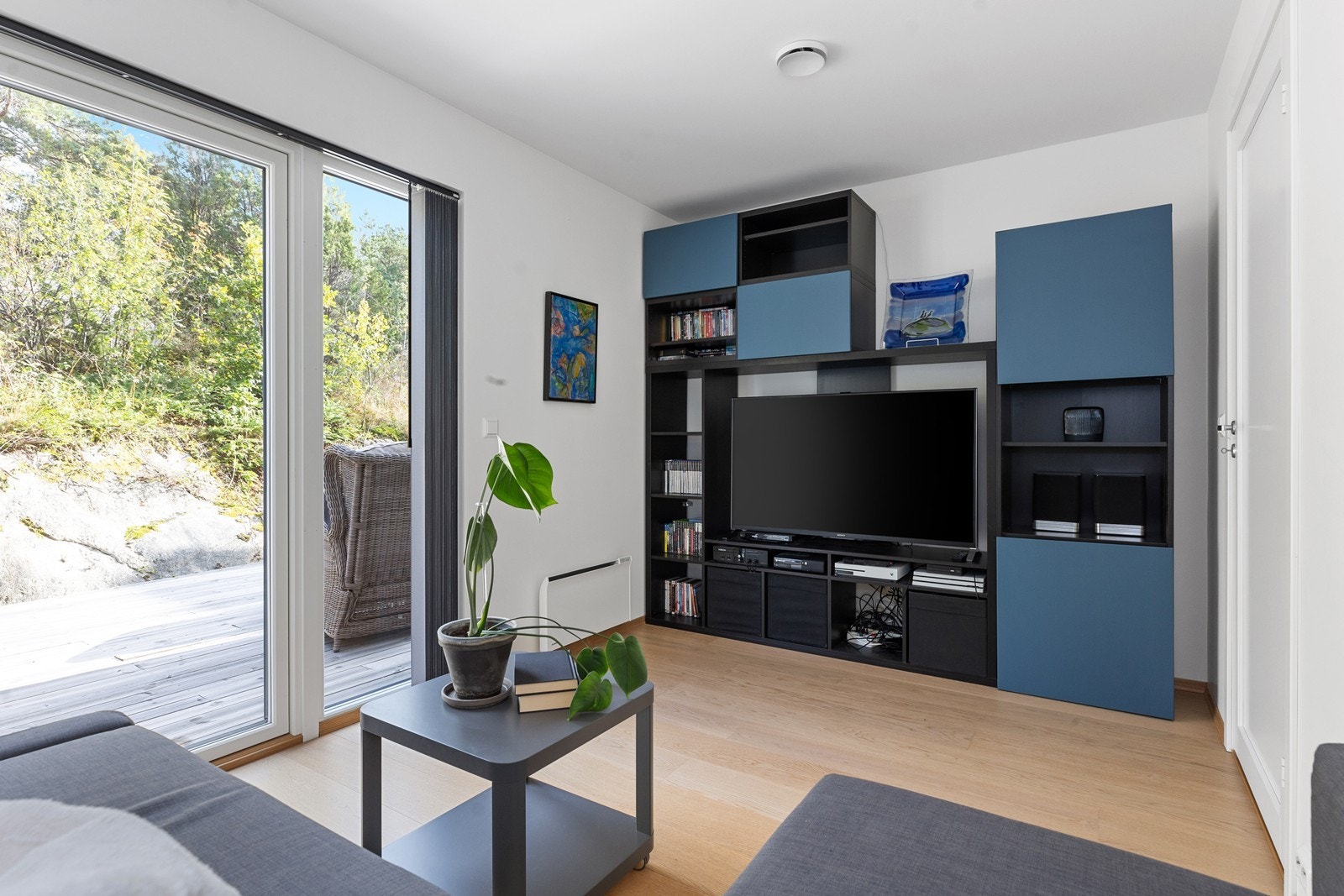 Adkomst til en skjermet uteplass. Solskjerming via lameller. Galleribilde