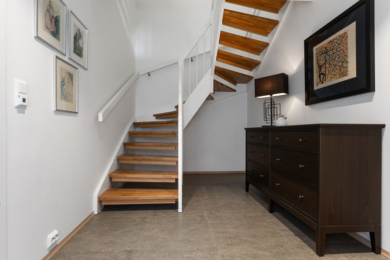 Underetasjen har toalettrom, garasje, vaskerom, bod, gang og vindfang Galleribilde