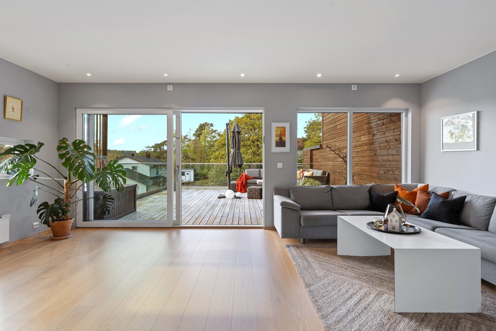 Pen og velholdt gjennomgående parkett i stue Galleribilde