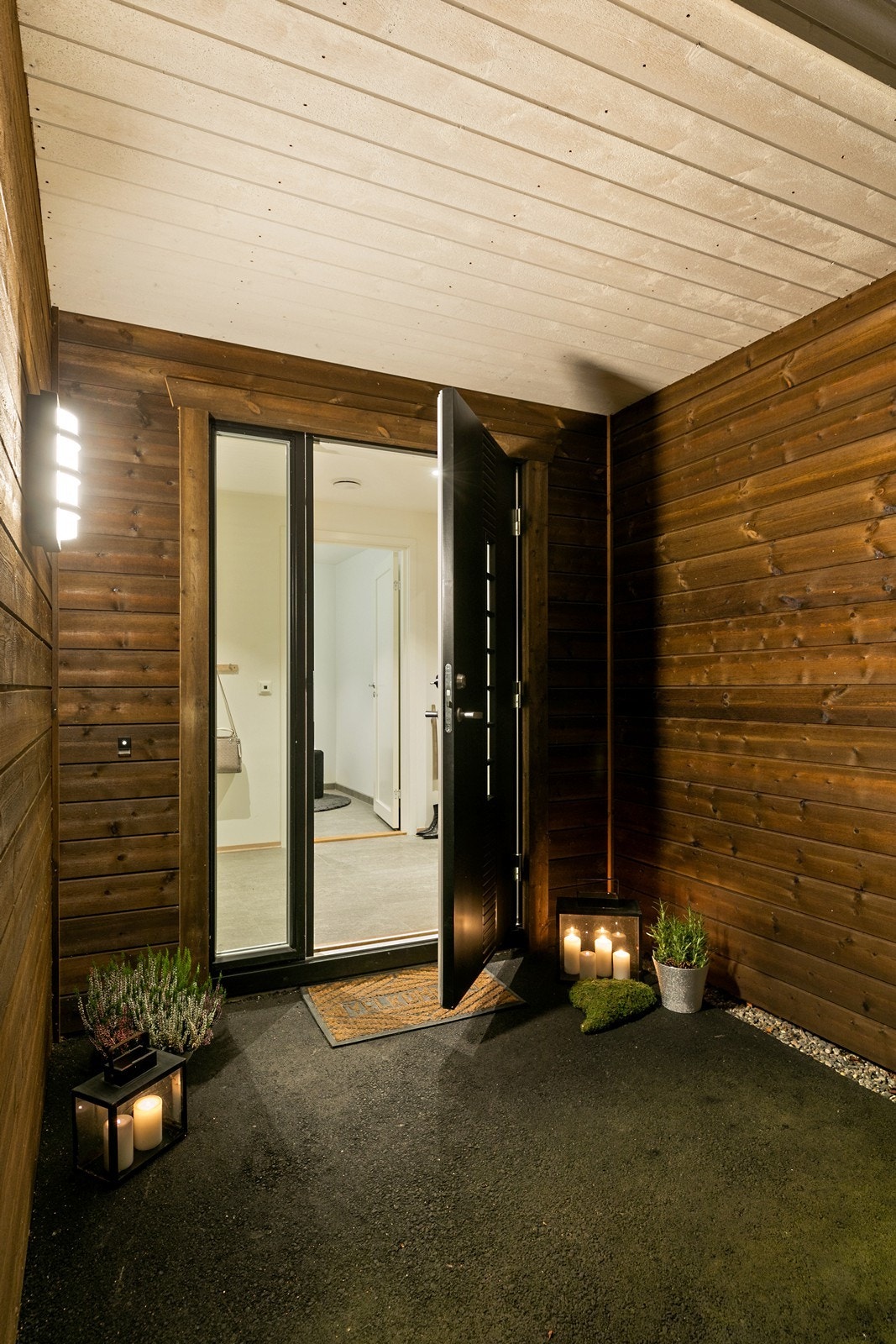 Praktisk med overbygget inngangsparti - beskytter mot vær og vind! Galleribilde