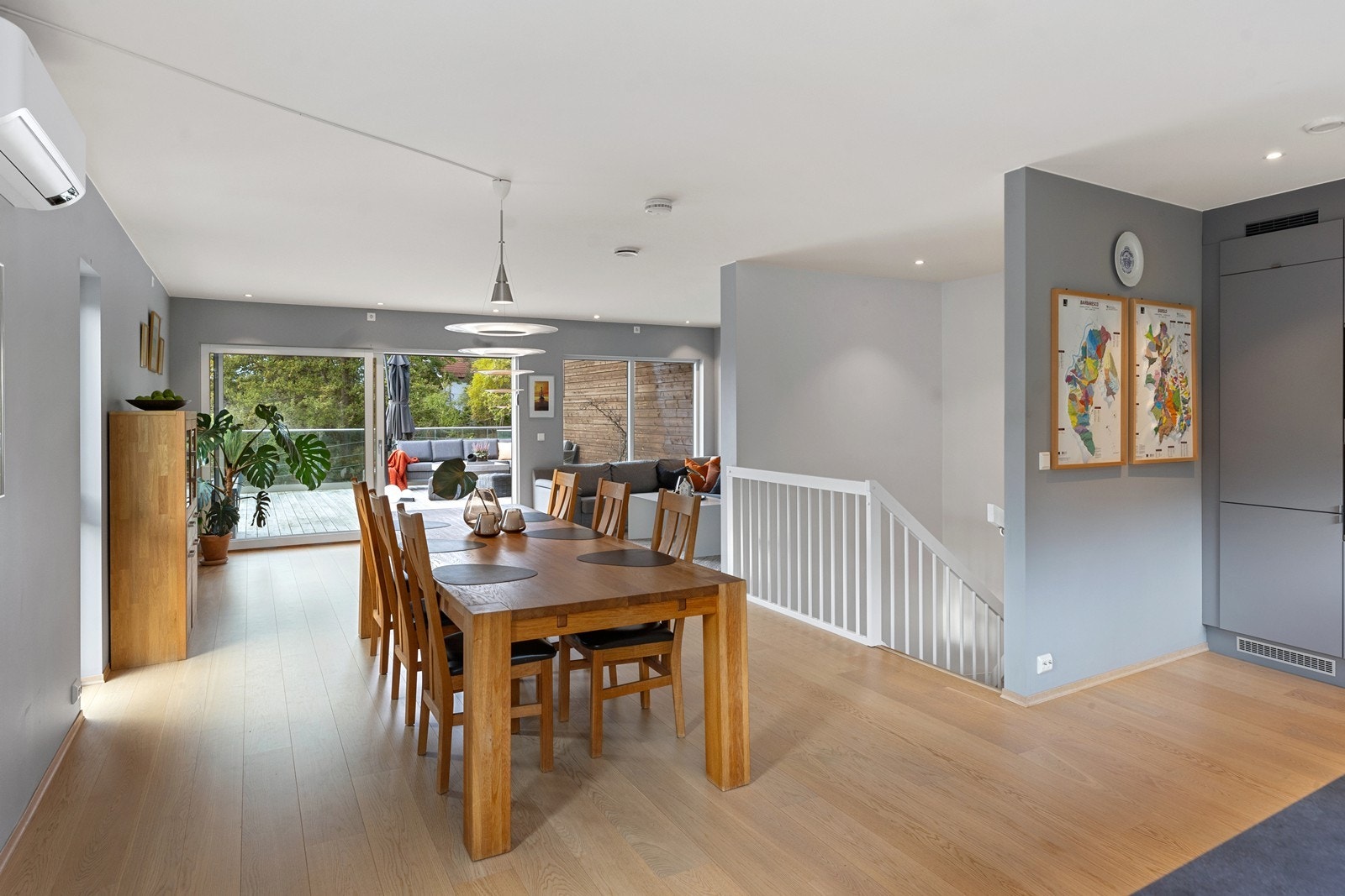 Kos under matlagingen med åpen kjøkken-/stue løsning Galleribilde