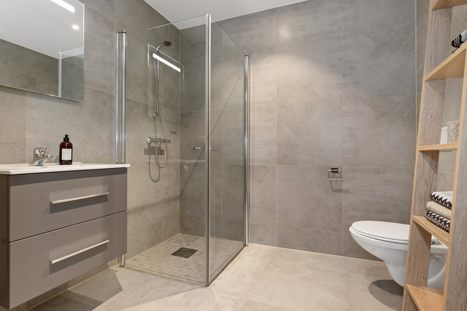 Delikat flislagt bad 2 med varme i gulvet Galleribilde