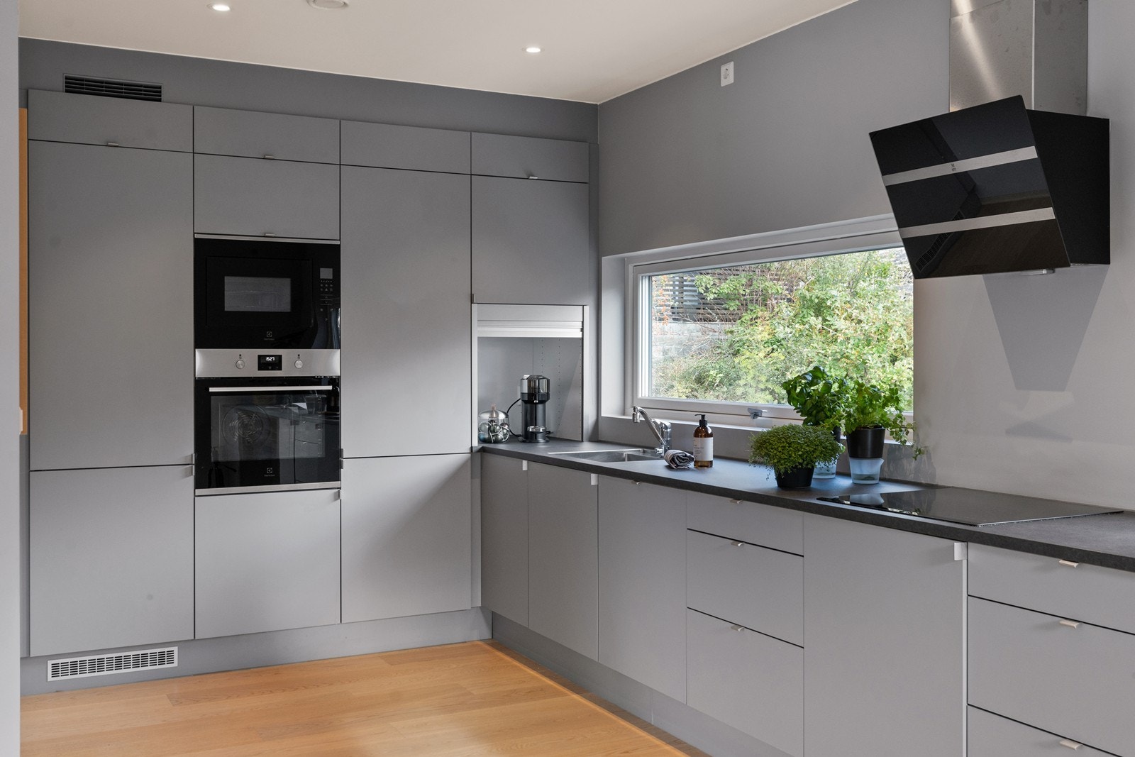 Behagelig og delikat fargevalg - smart med takhøye skap! Galleribilde