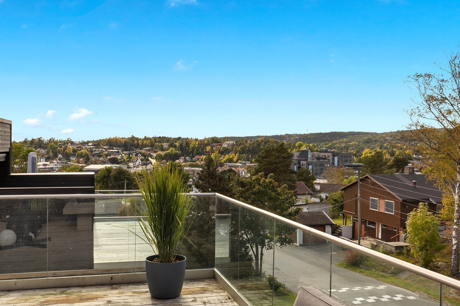 Eiendommen ligger i rolig boligstrøk med flott utsikt - blikk mot Seut og Ørebekk. Familievennlig med kort vei til barnehage, skole, busstopp og matbutikk. Her bor du sentralt men likevel tilbaketrukket med fine turmuligheter. Ca 3 km til sentrum Galleribilde