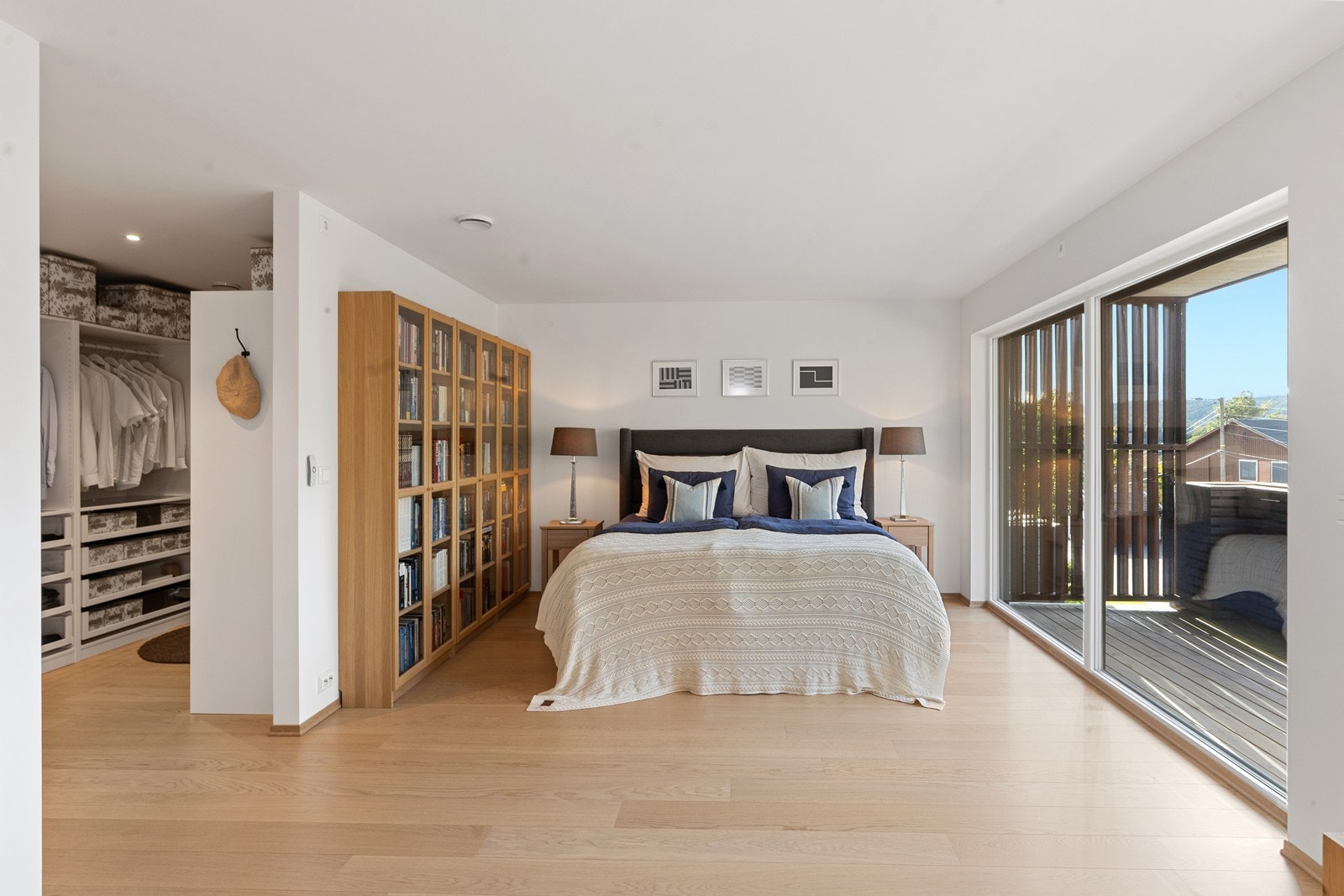 Hovedsoverommet har de mørkeste screens som er påkostede og er fra Kjells markiser. Det er også adkomst ut til en solrik uteplass Galleribilde