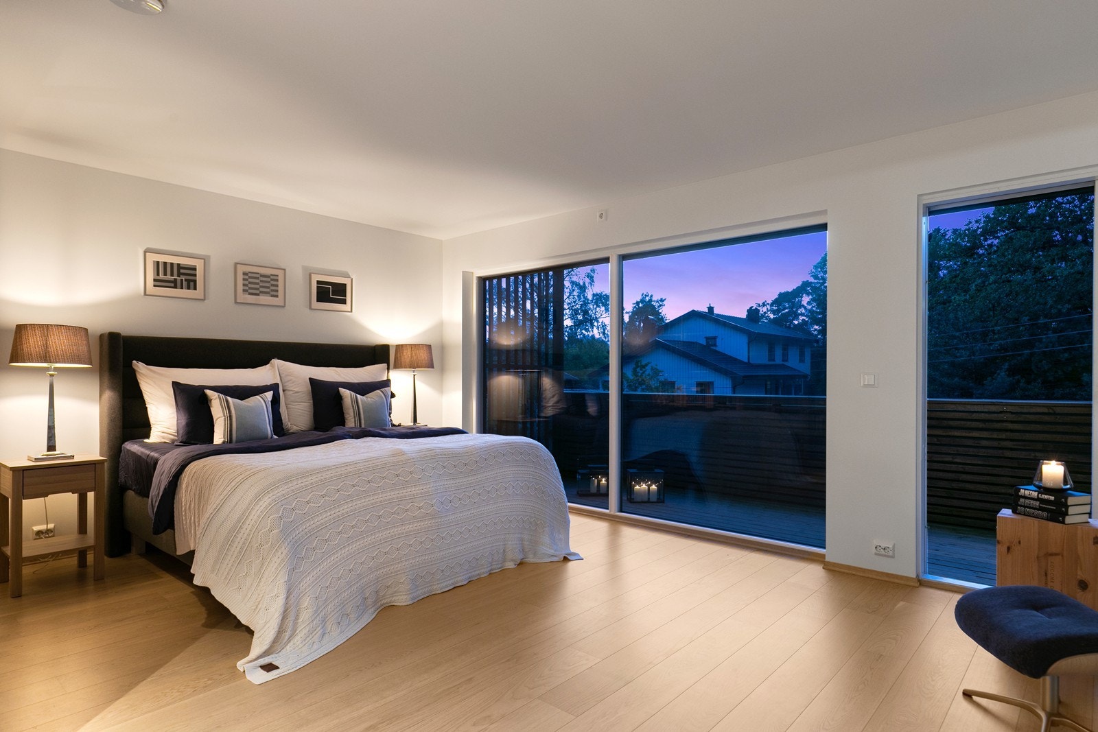 Det er 3 soverom i første etasje, dette er av god størrelse Galleribilde