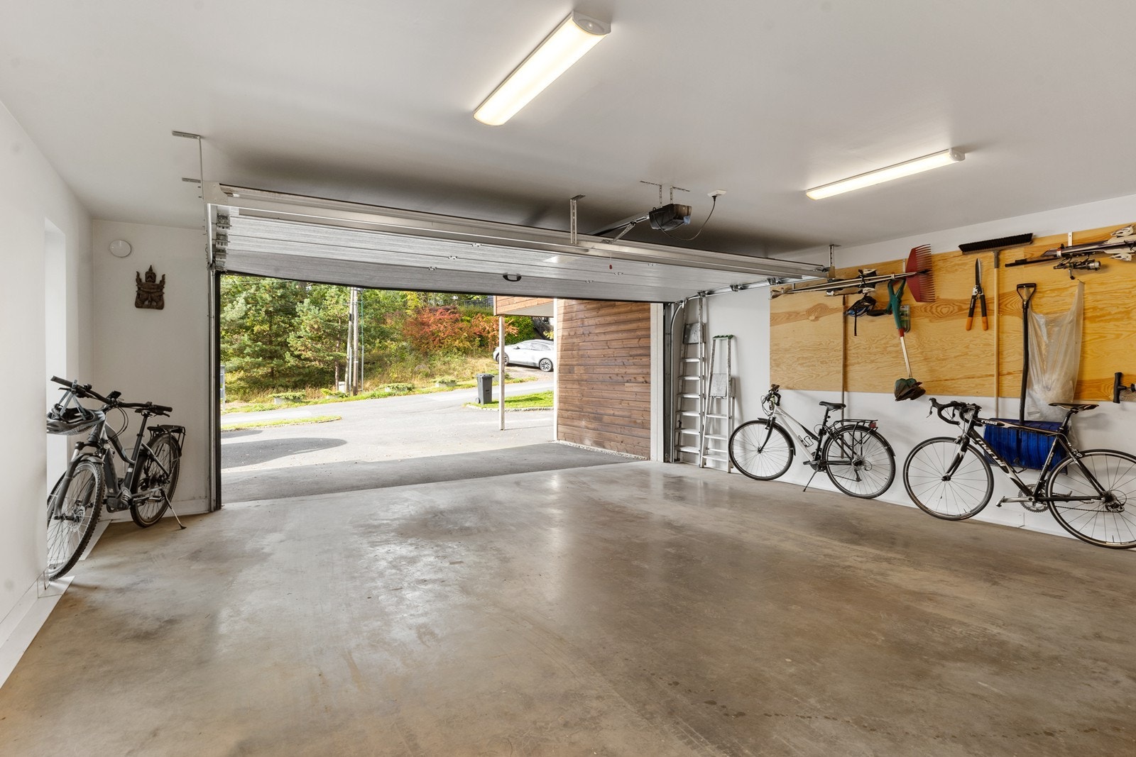 Her er det masse lagringsplass - utnytt tak og vegg for smarte oppheng Galleribilde