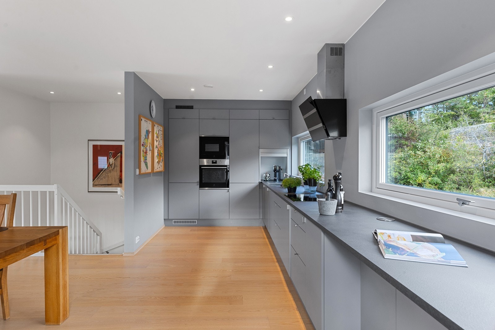 Lekkert kjøkken med integrert stekeovn, platetopp, micro og kjøl-/fryseskap Galleribilde