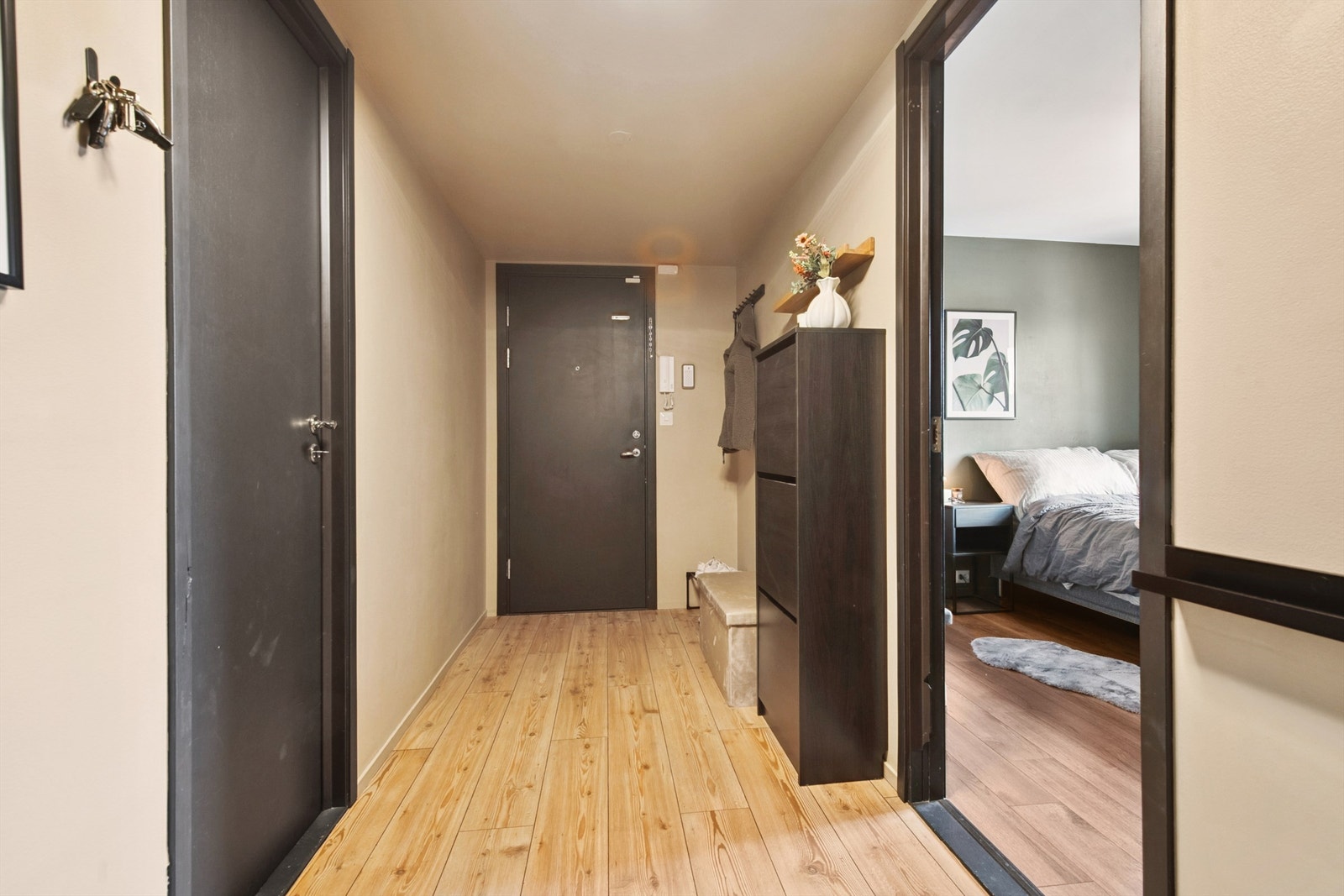 Velkommen inn i en lys og romslig entré, som gir et godt førsteinntrykk av leiligheten. Galleribilde