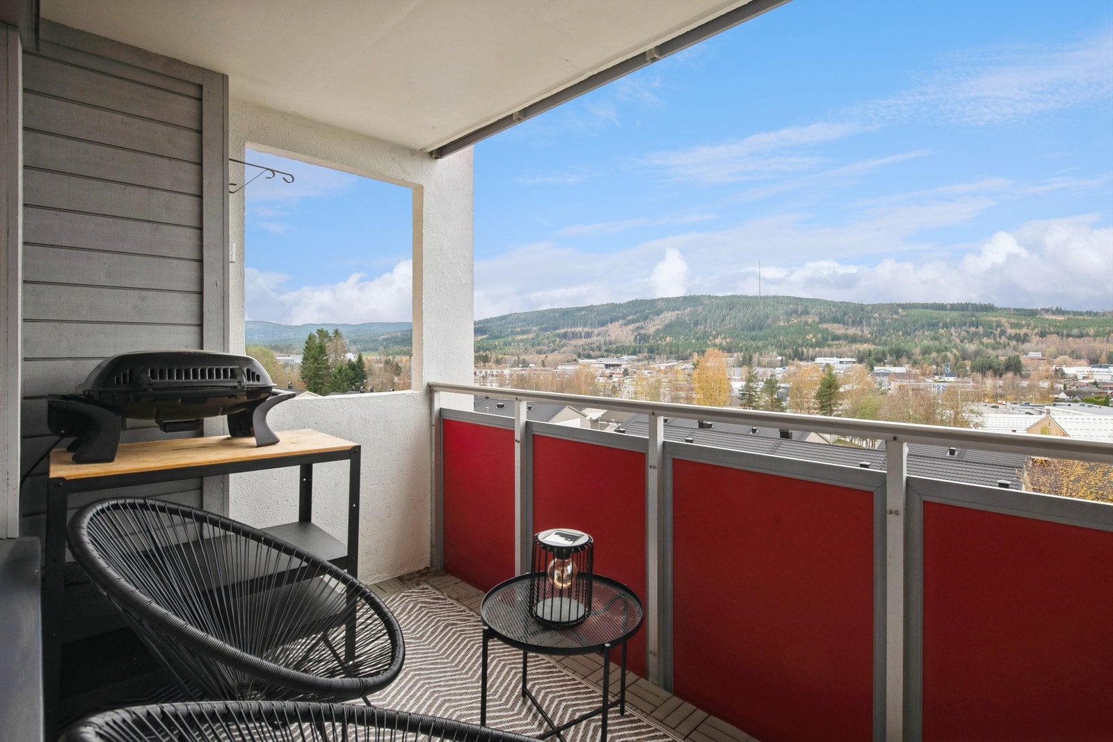 Balkong på 9 m2 med gode solforhold og et overbygg som skjermer for lett sommerregn. Galleribilde