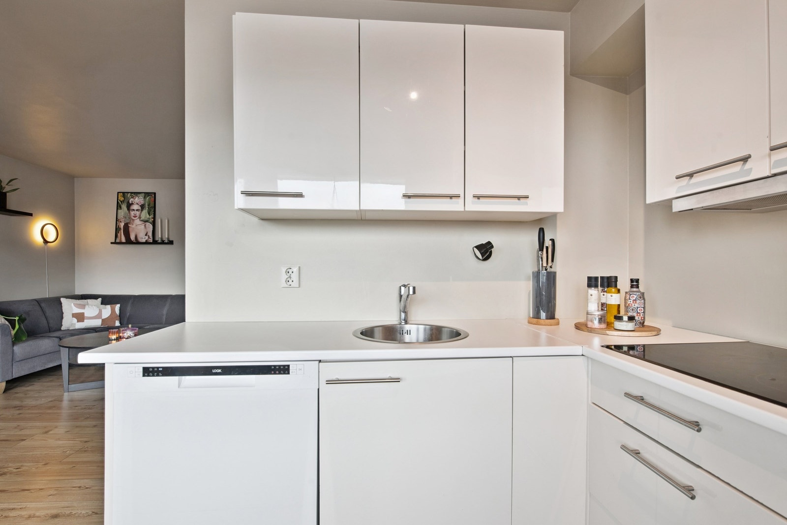 Glatte, hvite fronter og laminat benkeplate. Integrert koketopp og setkeovn. Galleribilde