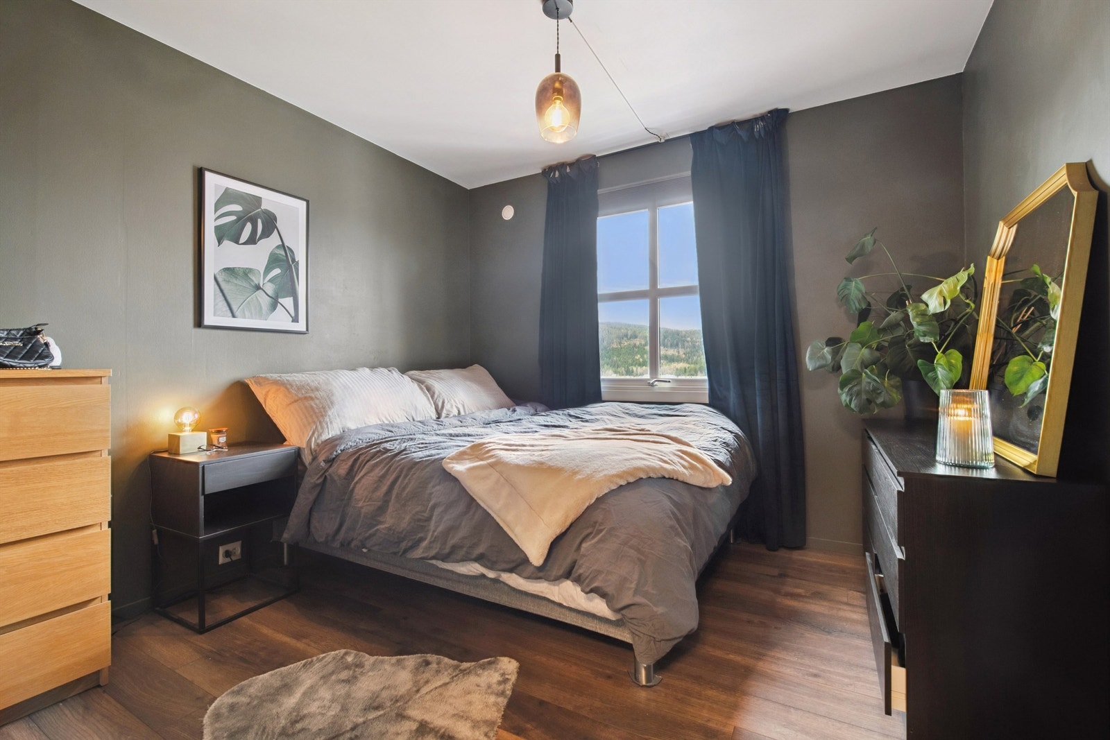 Soverommet har en god størrelse med plass til både seng og oppbevaringsmøbler. Galleribilde