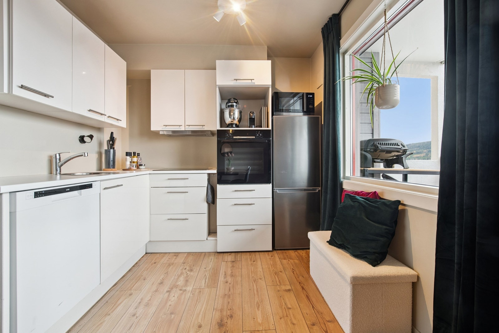 Kjøkkenet har et moderne preg, med gode lysforhold. Galleribilde