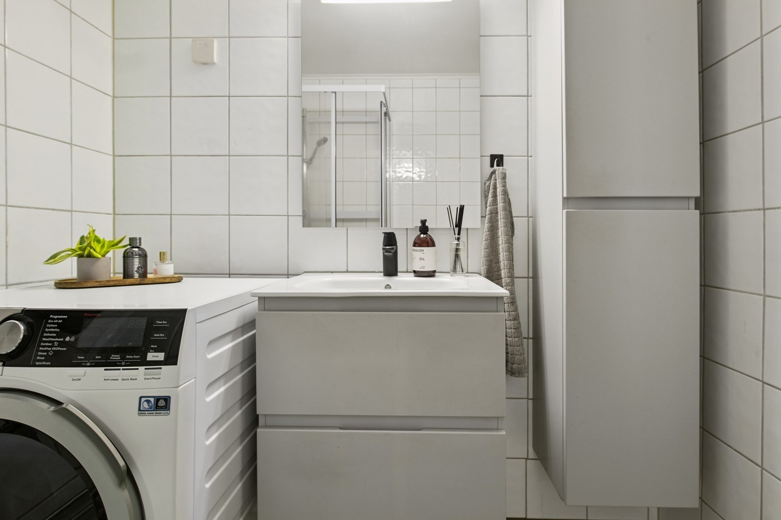 God oppbevaringsplass i baderomsinnredning med skuffer og høyskap. Galleribilde