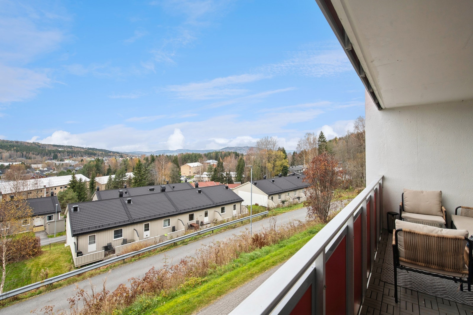 Flott utsikt til områdene rundt, med skog og åskammer. Galleribilde