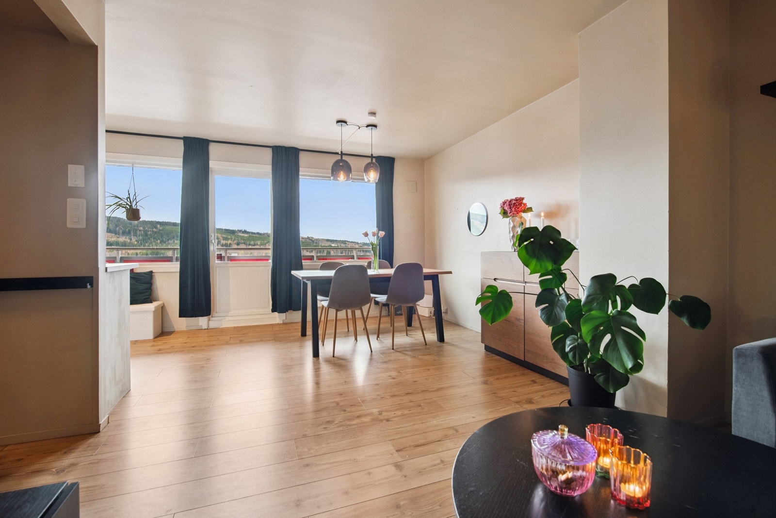 De store vindusflatene bidrar til at dagslyset flommer inn og understreker det åpne, luftige preget. Galleribilde