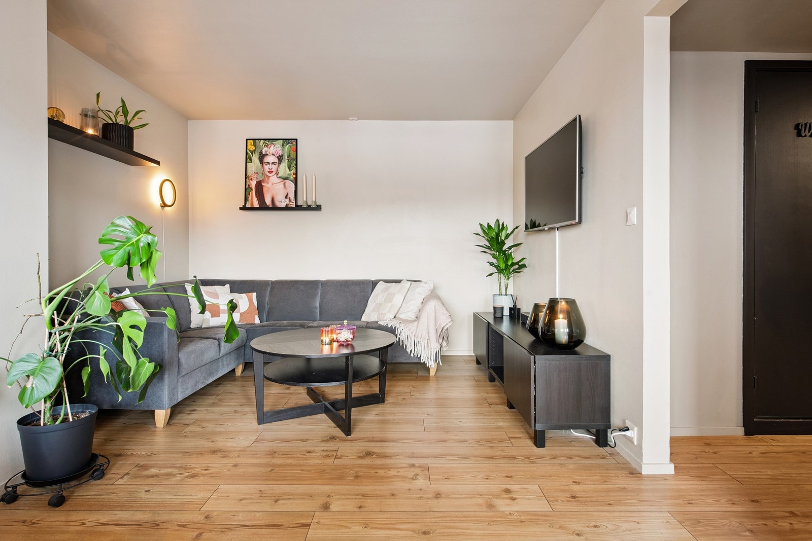 Stuen har en naturlig soneinndeling med god plass til en egen TV-krok. Galleribilde