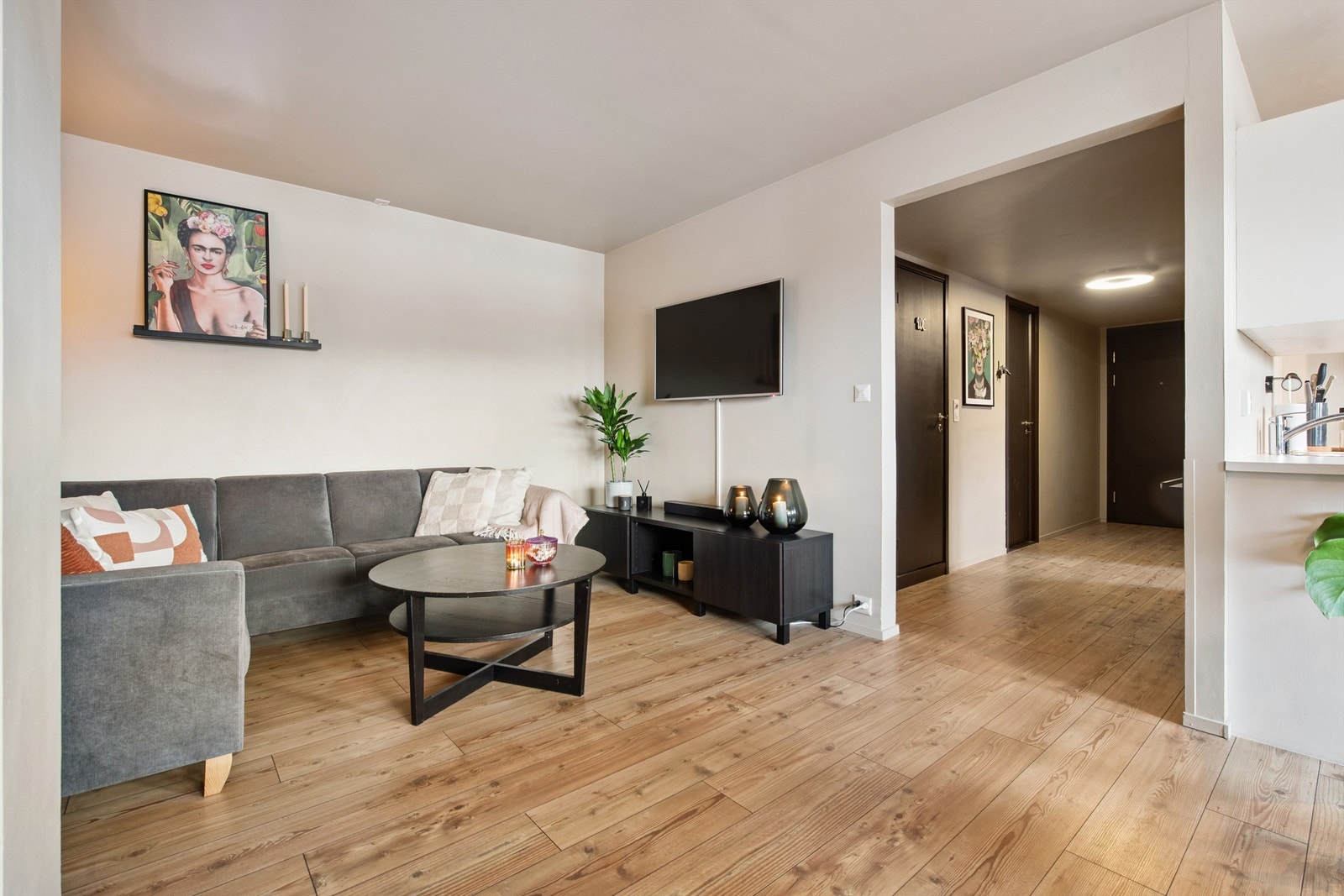 Entrè, stue og kjøkken har en åpen planløsning som bidrar til en god romfølelse! Galleribilde