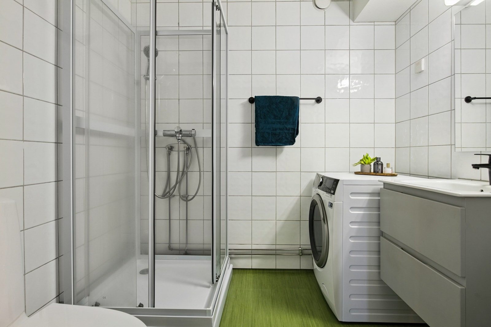 Badet er utstyrt med praktisk dusjkabinett. Opplegg for vaskemaskin. Galleribilde