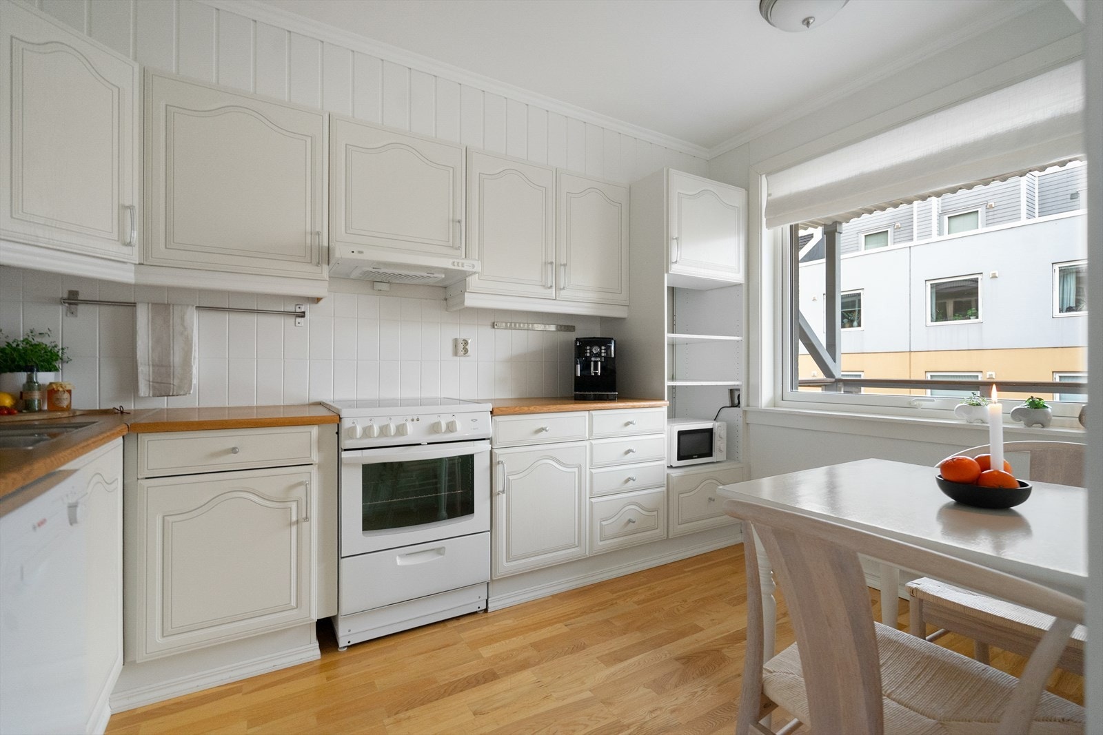 Lyst og hyggelig kjøkken med god skap- og benkeplass. De store vinduene slipper inn rikelig med dagslys og skaper en lun og behagelig atmosfære Galleribilde