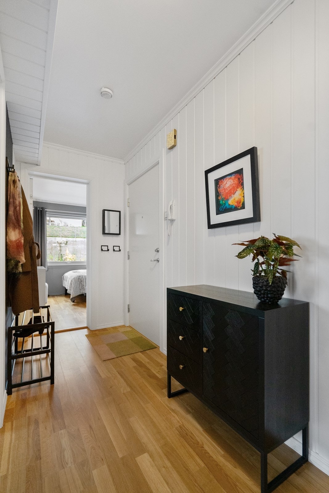 Lys og velholdt entré med pene overflater og plass til oppbevaring. Her får du et godt førsteinntrykk av leiligheten Galleribilde