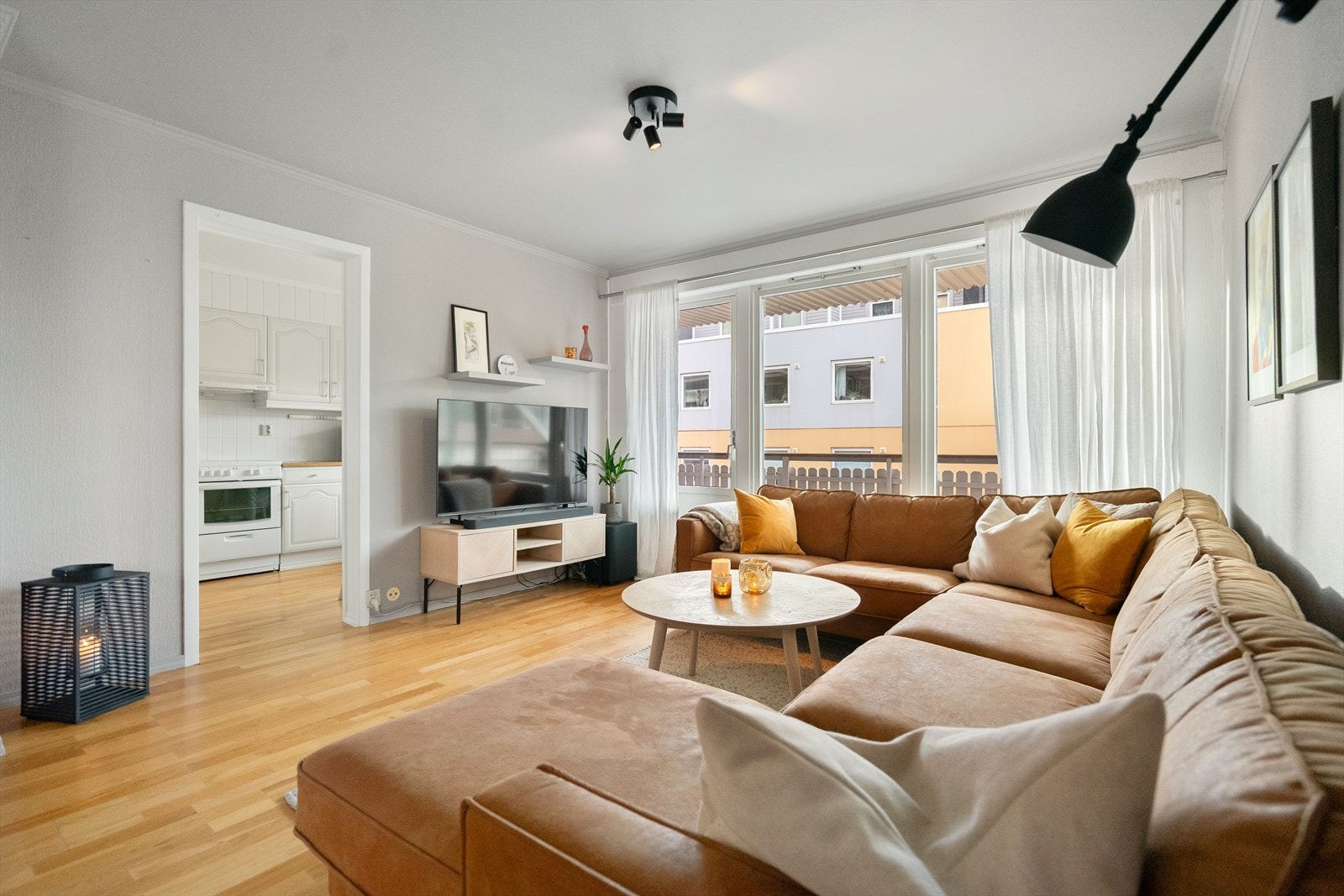 Fra stuen er det adkomst til kjøkkenet, og en praktisk planløsning som gir god flyt mellom oppholdsrommene Galleribilde