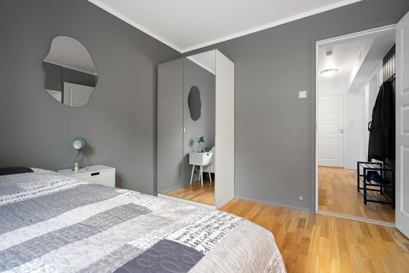 Soverom 1 - Soverommet har lune grå vegger og store vinduer som slipper inn godt med dagslys Galleribilde