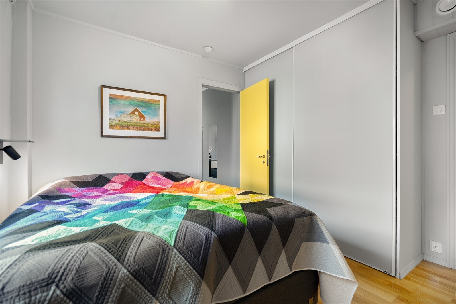 Rommet har en behagelig atmosfære med lyse vegger, god takhøyde og praktisk skyvedørsgarderobe som gir rikelig med oppbevaringsplass Galleribilde