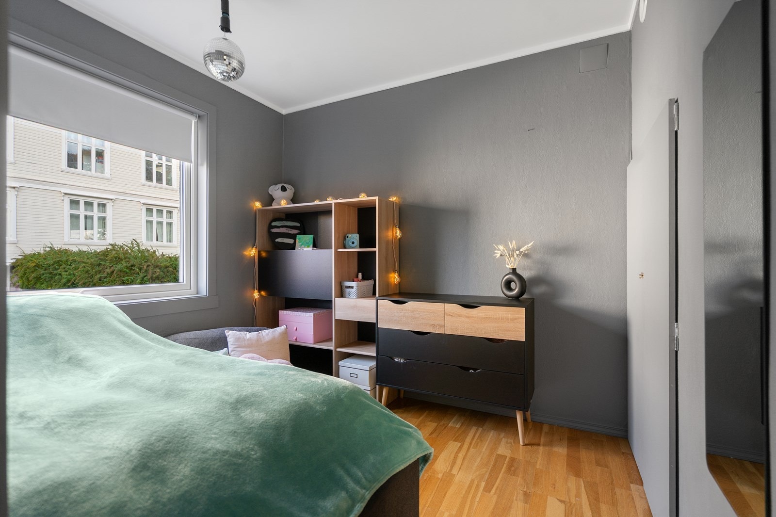 Store vinduer gir fint lysinnslipp og gjør rommet lyst og luftig. Rommet har plass til både seng, skrivebord og oppbevaring Galleribilde