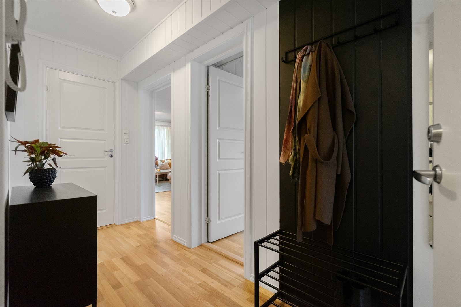 Smart planløsning med enkel adkomst til både stue og soverom fra gangen. God plass til å henge fra seg yttertøy og sko Galleribilde
