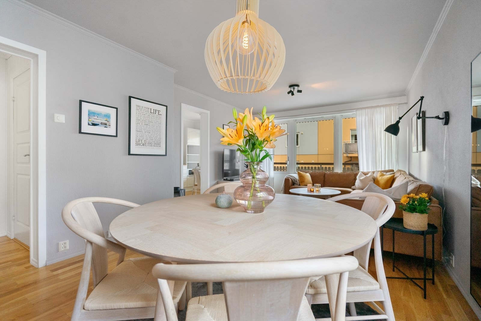 Stuen har en naturlig soneinndeling med plass til et stort spisebord - perfekt for hyggelige måltider og sosiale sammenkomster Galleribilde