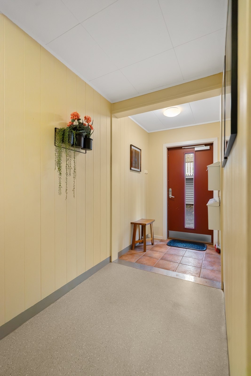 Velstelt felles inngangsparti med postkasser Galleribilde