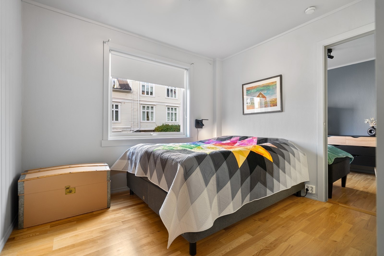 Lyst og innbydende soverom med store vindusflater som slipper inn rikelig med dagslys. Et trivelig rom som egner seg godt som barnerom, kontor eller gjesterom Galleribilde