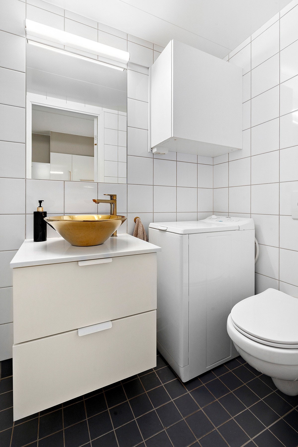 Bad med veggmontert toalett og plass til topp matet vaskemaskin, medfølger. Galleribilde