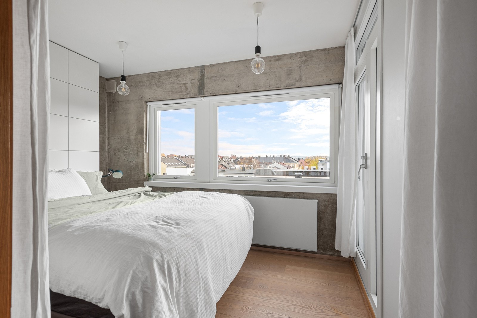 Hovedsoverommet har store vinduer og flott utsikt Galleribilde